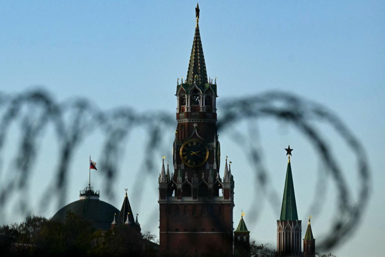The Kremlin’s Spasskaya Tower is seen through barbed wire in Moscow, Russia, on Oct. 22, 2024. (AFP Photo)