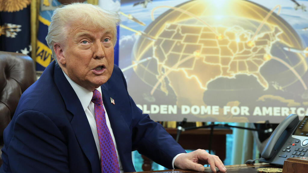 Trump stands beside a poster of hus ‘Golden Dome’ missile defense system vision (Photo: Chip Somodevilla/Getty Images) נשיא ארה"ב דונלד טראמפ נואם בחדר הסגלגל של הבית הלבן, הודיע על מגן ההגנה מפני טילים של כיפת הזהב