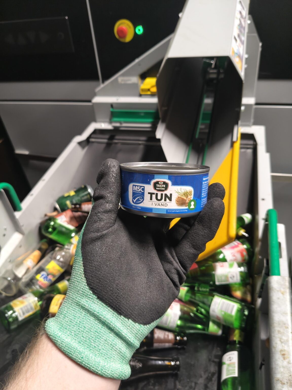 For those who always wonder why the bottle dispenser is always broken: a lovely customer has thrown a can of tuna into the bottle dispenser