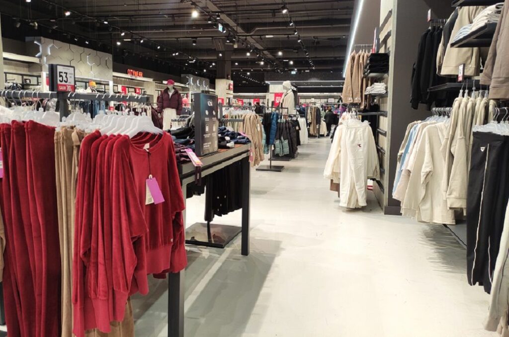 Italy consumer confidence rises in February 2026