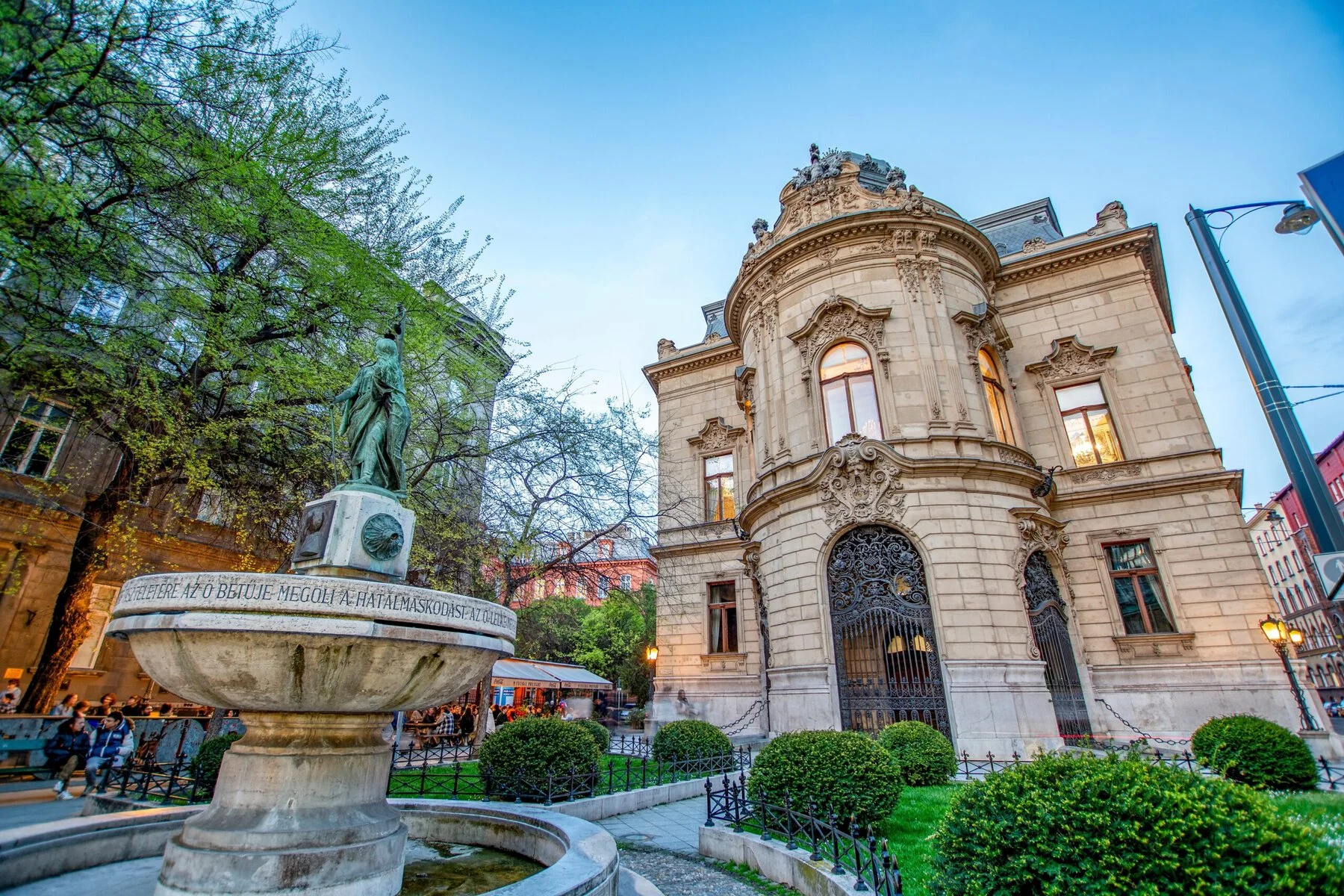 The Metropolitan Ervin Szabó Library