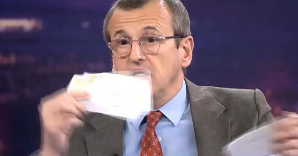 A former presidential adviser tore up his doctorate, live on Digi24. "PhD degrees have become a burden"