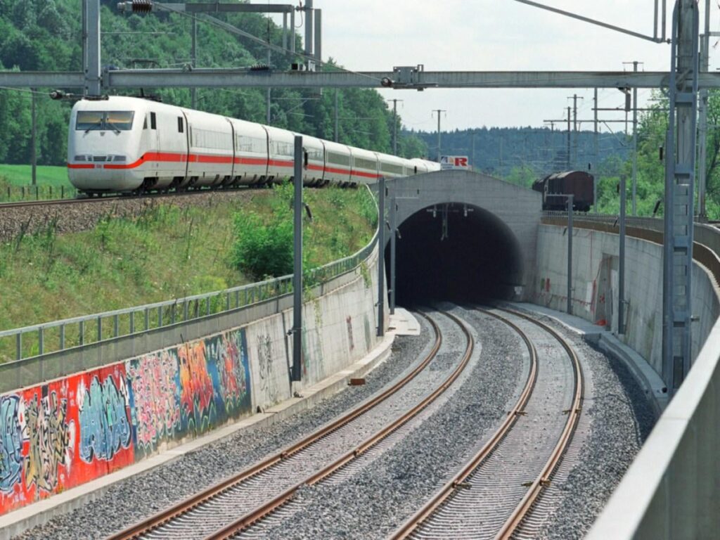 Five hundred people rescued from Swiss train tunnel
