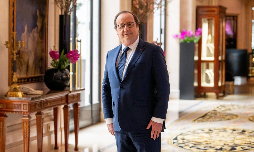 95% of French people want François Hollande to run, but only to the union council of his building