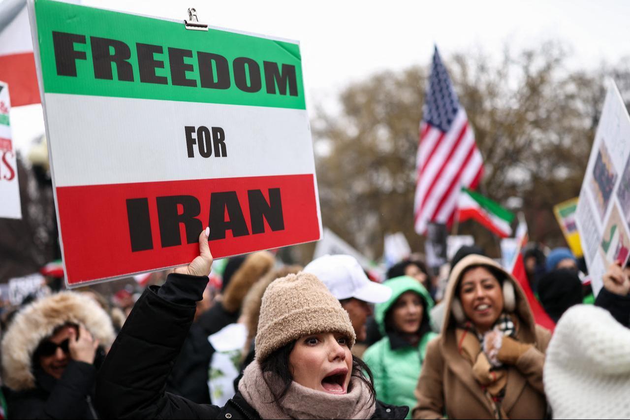 A woman holds a "Freedom for Iran" sign as people sing and shout during a rally in support of the Iranian people in New York, US on January 18, 2026. (AFP Photo)