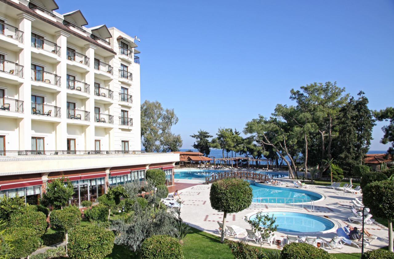 A resort hotel with outdoor pools and beachfront facilities in Türkiye. (Adobe Stock Photo)