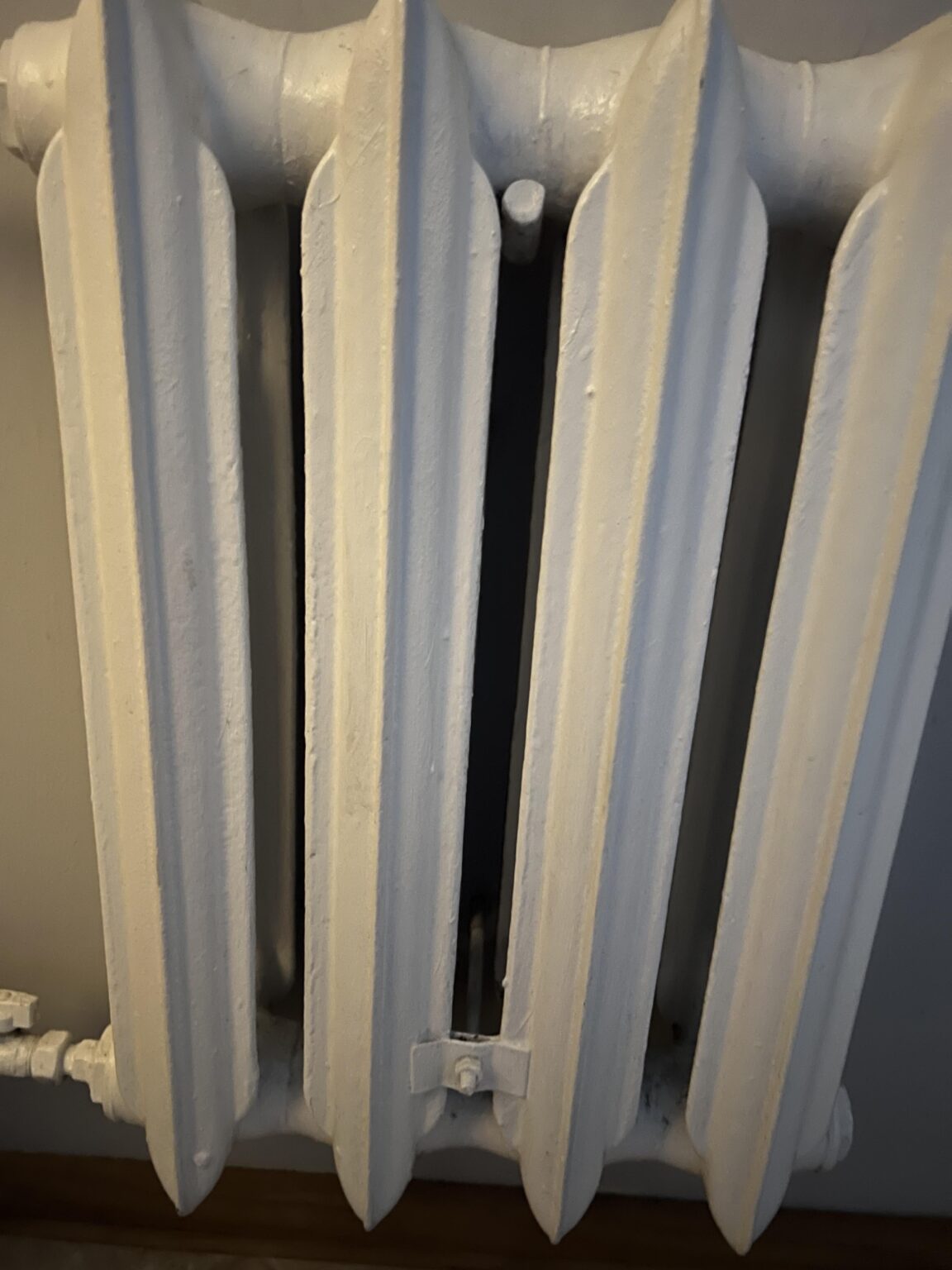 Apartment in a block of flats and heat divider