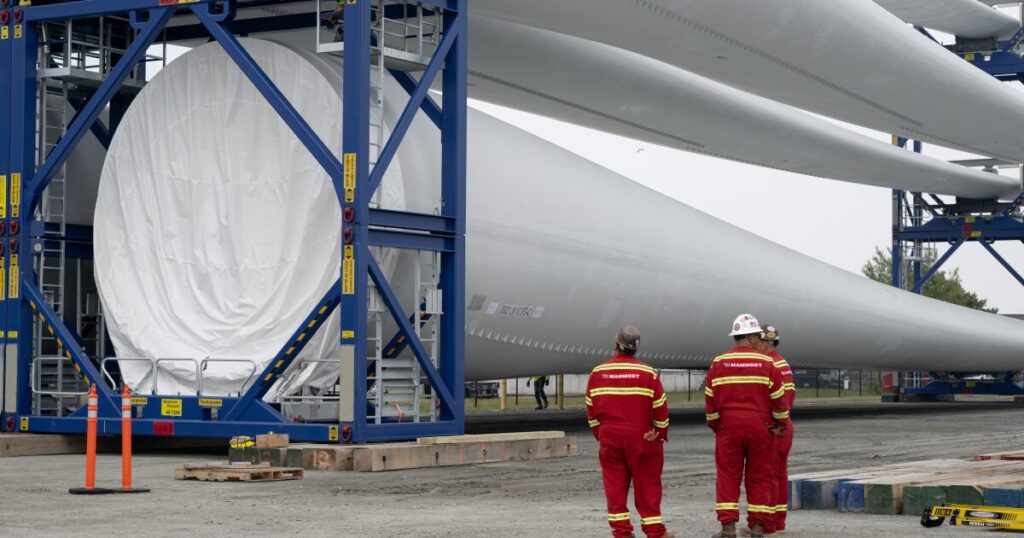 Wind power would cut New England's risk of an energy blackout, study says