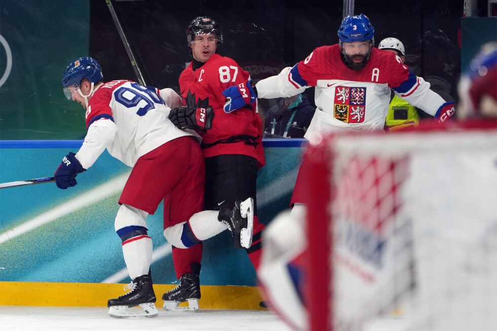 Sidney Crosby injured at the Olympics and his status is unclear for the semifinals