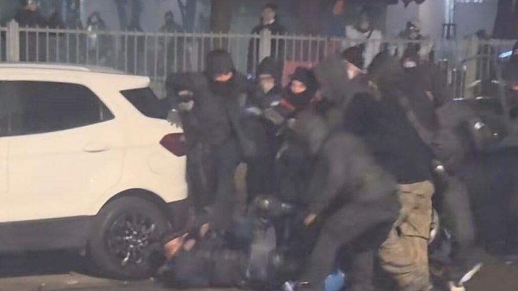 Turin, in a video the brutal attack on a policeman: beaten with a hammer by pro-Askatasuna antagonists