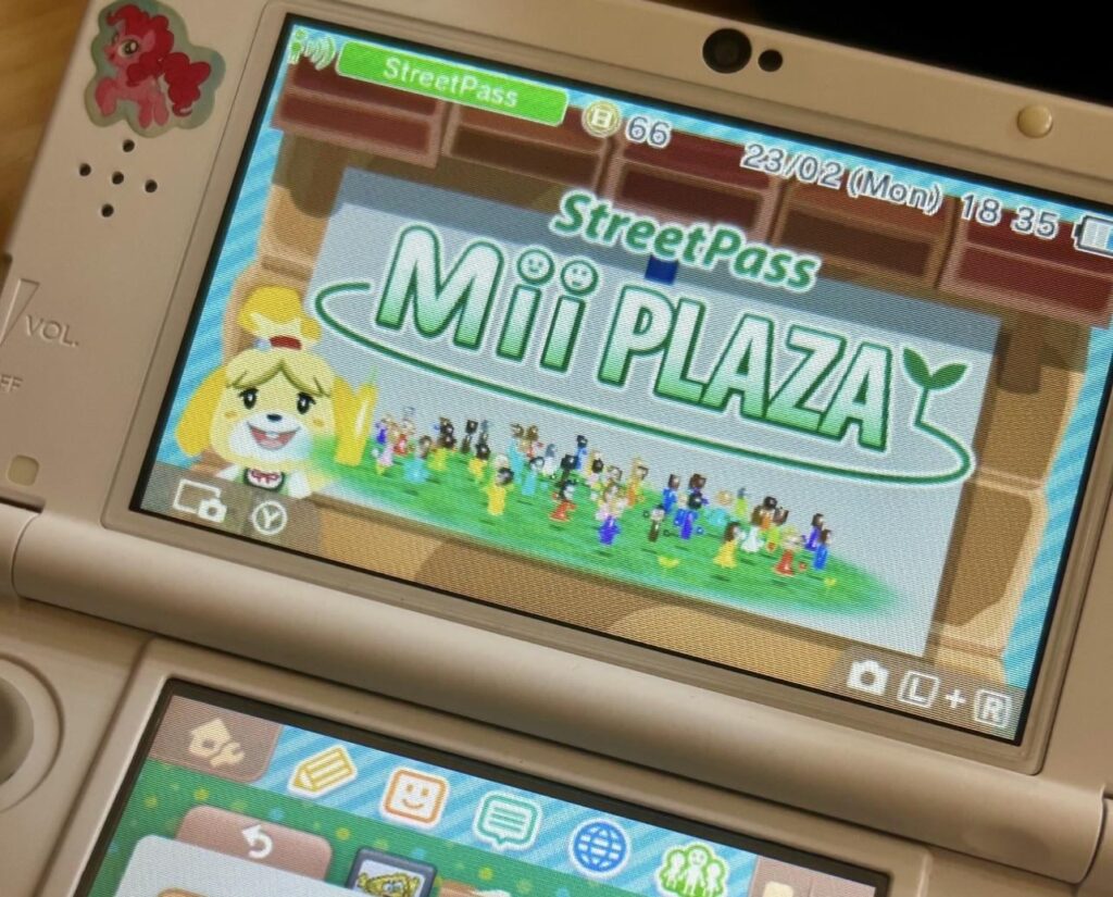 Anyone else in HR carry a 3DS with them? 👀