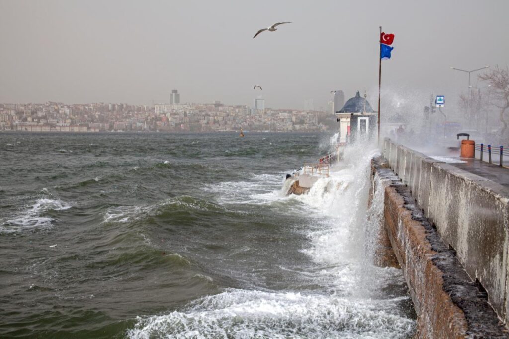 A southwest wind storm brings waves in Salacak, Istanbul, Türkiye, accessed on Sep. 3, 2025. (Adobe Stock Photo)