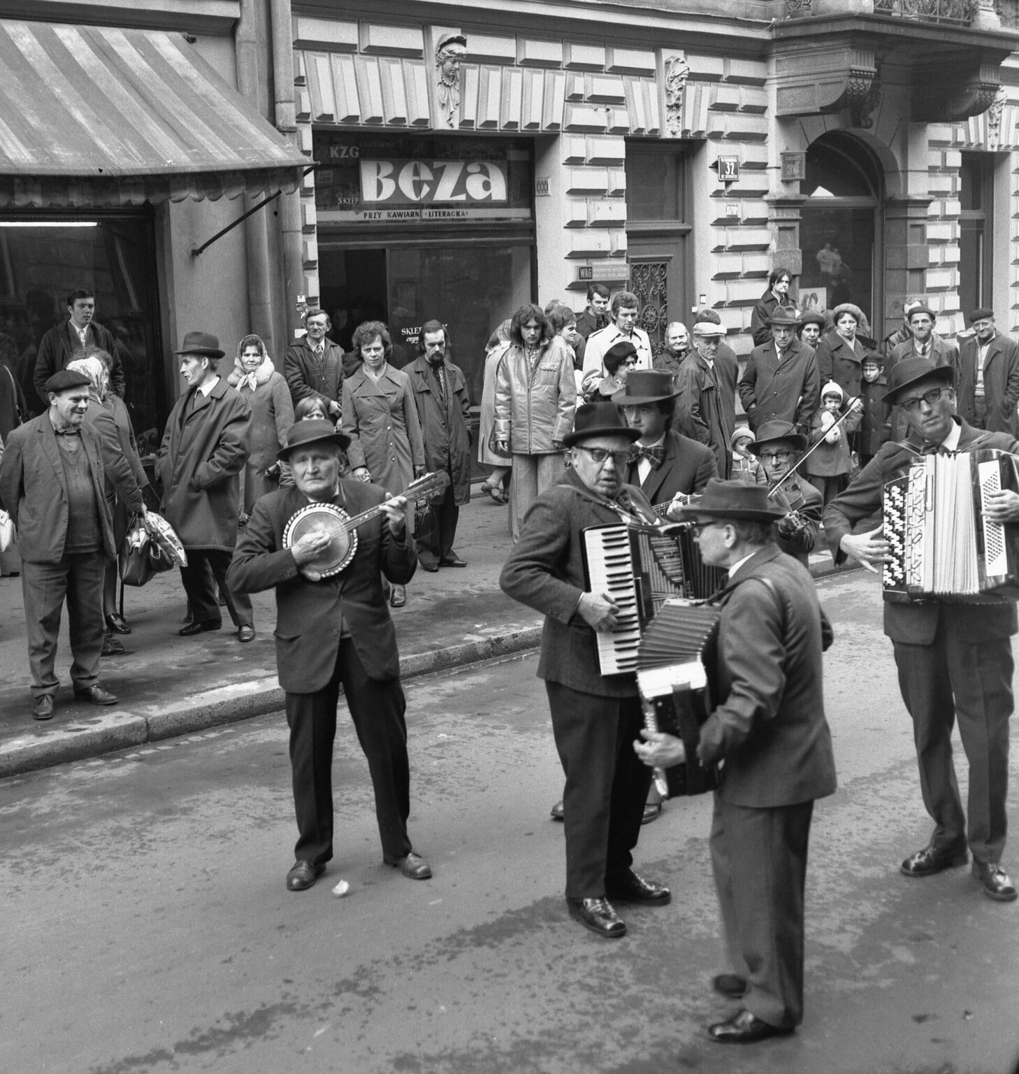 Street performers in Krakow. (1973) [1944×2048]