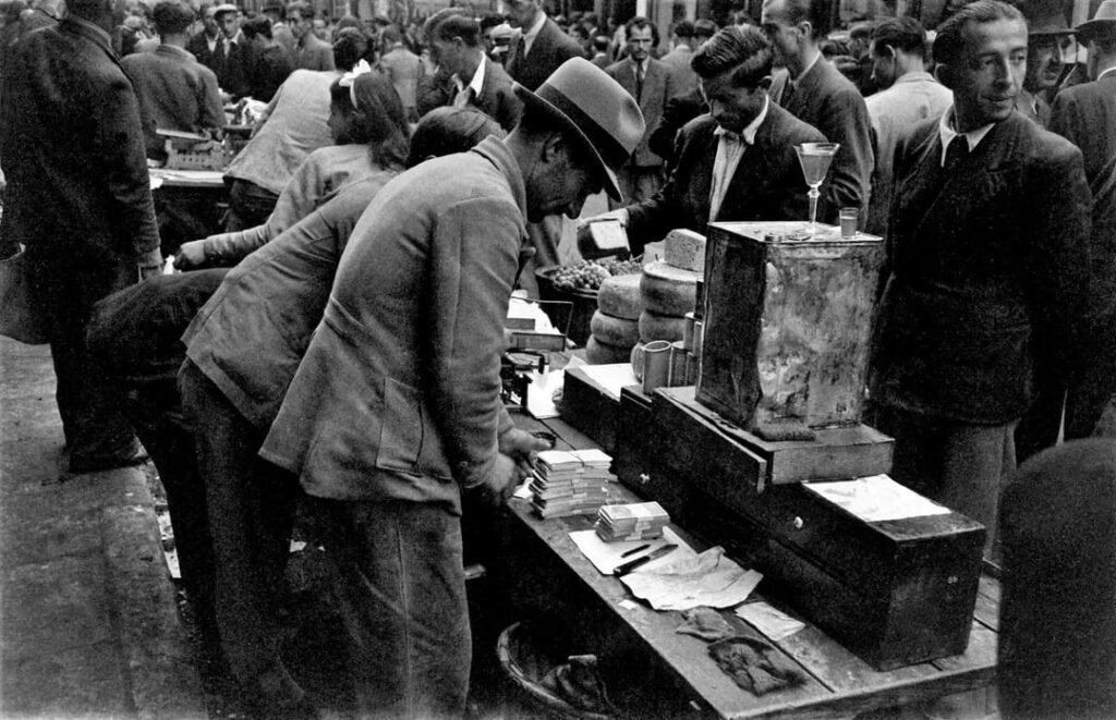 In order not to forget History: November 1944, oil seller on Athena Street. (photographer: Dmitri Kessel)