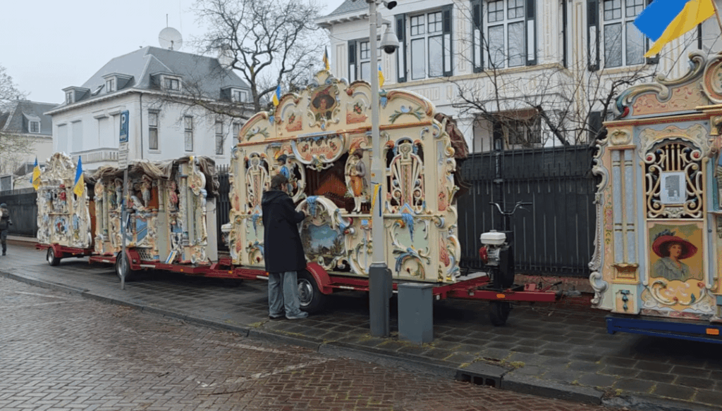 For the fourth year in a row, a Dutch man has brought barrel organs to play the Ukrainian anthem in front of the Russian embassy on the anniversary of the invasion. One more every year. Out of sync.