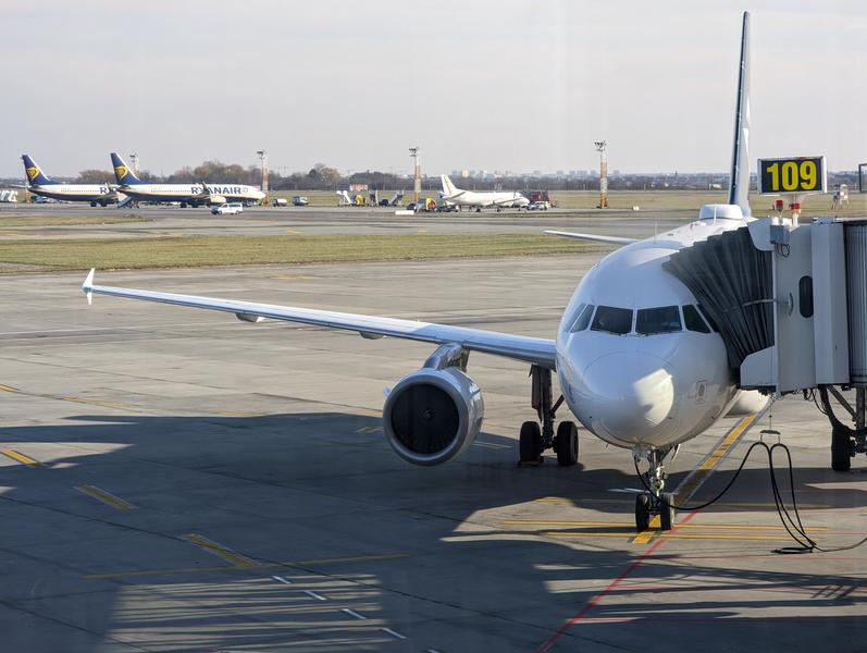 LAST HOUR Plane with almost 200 people on board, returned urgently after taking off from Otopeni Airport. Intervention forces mobilized
