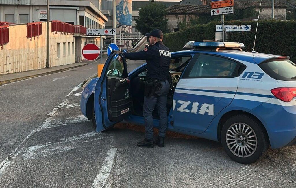 A 51-year-old from Veneto pretends to have a gun in his pocket, robs a pharmacy for €500 and then turns himself in to the police: "I needed a place to stay, I'll have a roof and a bed in my cell"