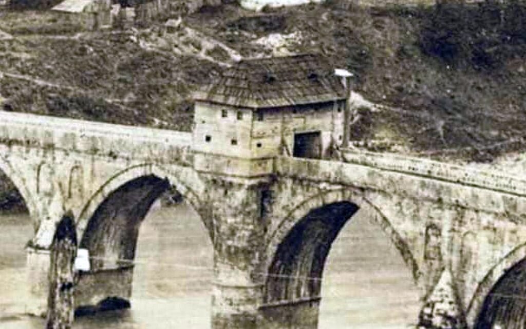I always wondered what the extension on the Višegrad bridge - the Mehmed Paša Sokolović bridge - was for, now I know