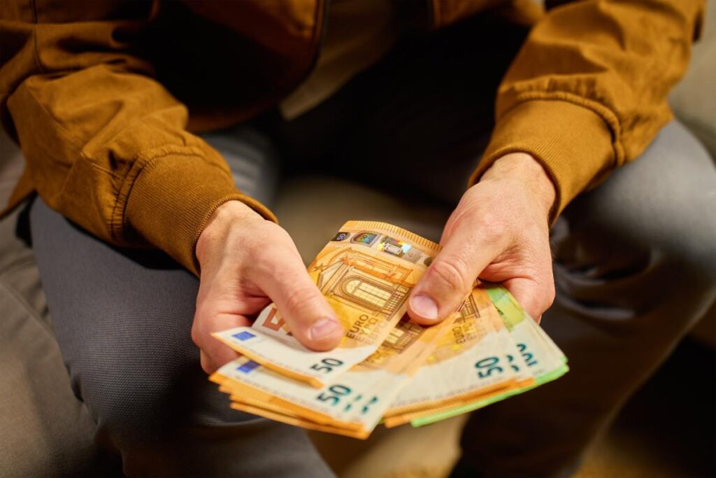 Not even 800 euros in the pocket of the workers with the increases-crumbs: Mitsotakis condemns the workers to poverty with wages of shame - Scenarios-mockery for the minimum wage, while Maximou covers the cartel's profligacy and the rents "swallow" everything