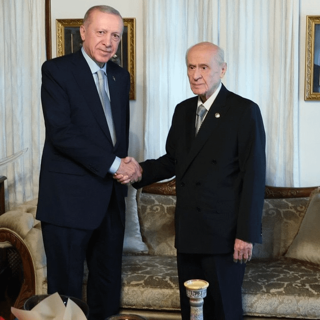 Devlet Bahçeli sent 72 roses and a map of Islamic countries to President Erdoğan on his 72nd birthday.