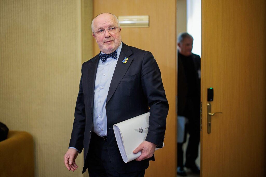 As the ruling party did not participate in the vote, the no-confidence procedure against Olek failed