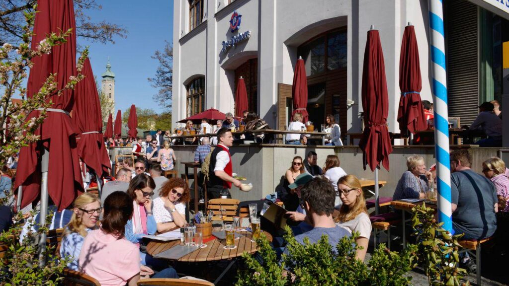 Restaurants hardly passed on reduced VAT