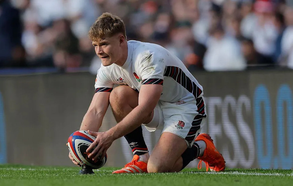 England fly-half Fin Smith prepares to kick for goal in the Six Nations game against Italy on 9 March 2025