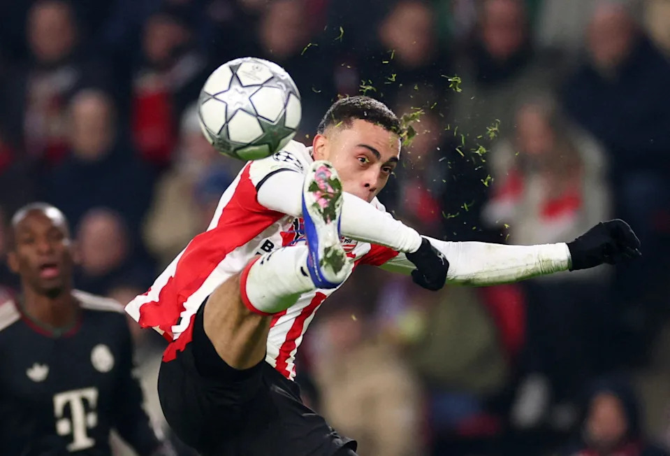 Soccer Football - UEFA Champions League - PSV Eindhoven v Bayern Munich - Philips Stadion, Eindhoven, Netherlands - January 28, 2026 PSV Eindhoven's Sergino Dest in action REUTERS/Piroschka Van De Wouw TPX IMAGES OF THE DAY