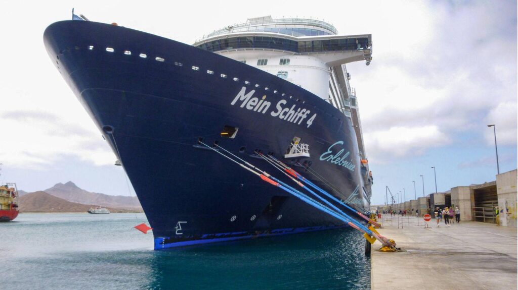 The passengers of “Mein Schiff 4 and 5” suddenly wake up in war