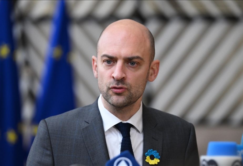 France urges Europe to choose third path between US and China