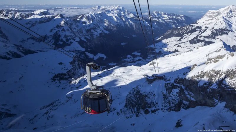 Deadly fall: Gondola crashes at Swiss ski resort, killing one -   VIDEO