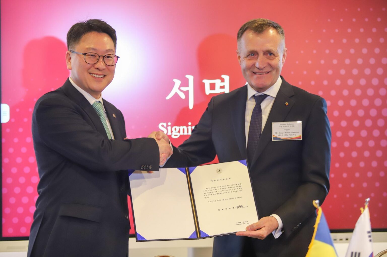 Seoul Venture University President Kang Jun-mo, left, shakes hands with Romanian Ambassador to Korea Cesar Manole Armeanu during an appointment ceremony at Hoseo University’s Asan campus in South Chungcheong Province, Tuesday. Courtesy of Hoseo University