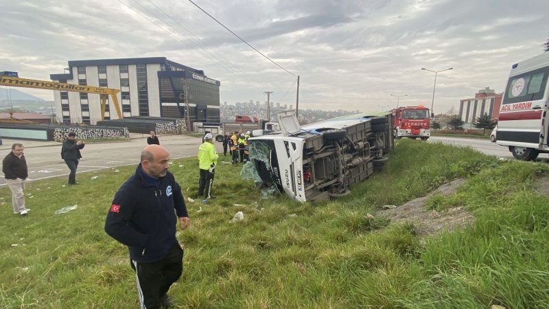 News about - Bus carrying students overturns, 11 injured in Türkiye -  PHOTO 