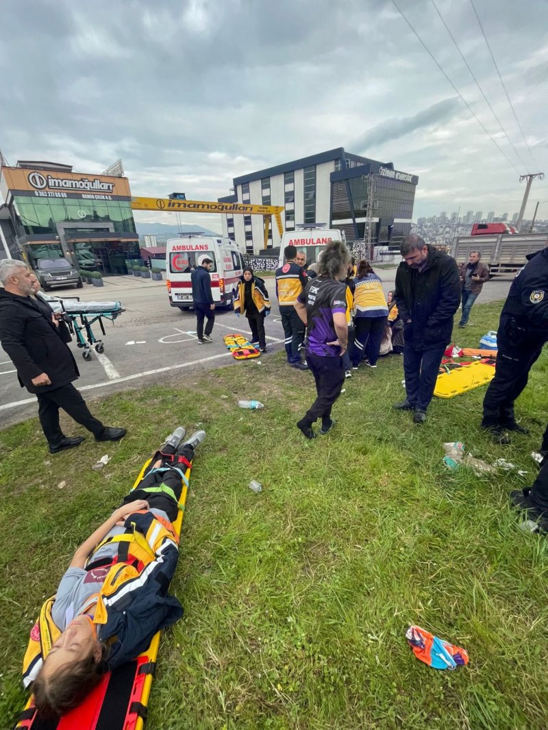 News about - Bus carrying students overturns, 11 injured in Türkiye -  PHOTO 