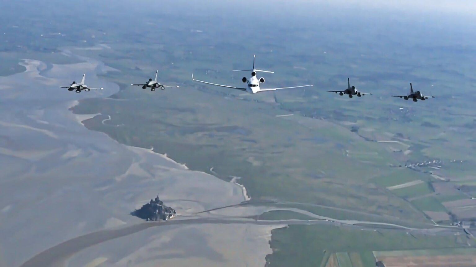 Macron escorted by 4 Rafale fighter jets to the French nuclear submarine base to deliver a speech on the modernization of nuclear deterrence.