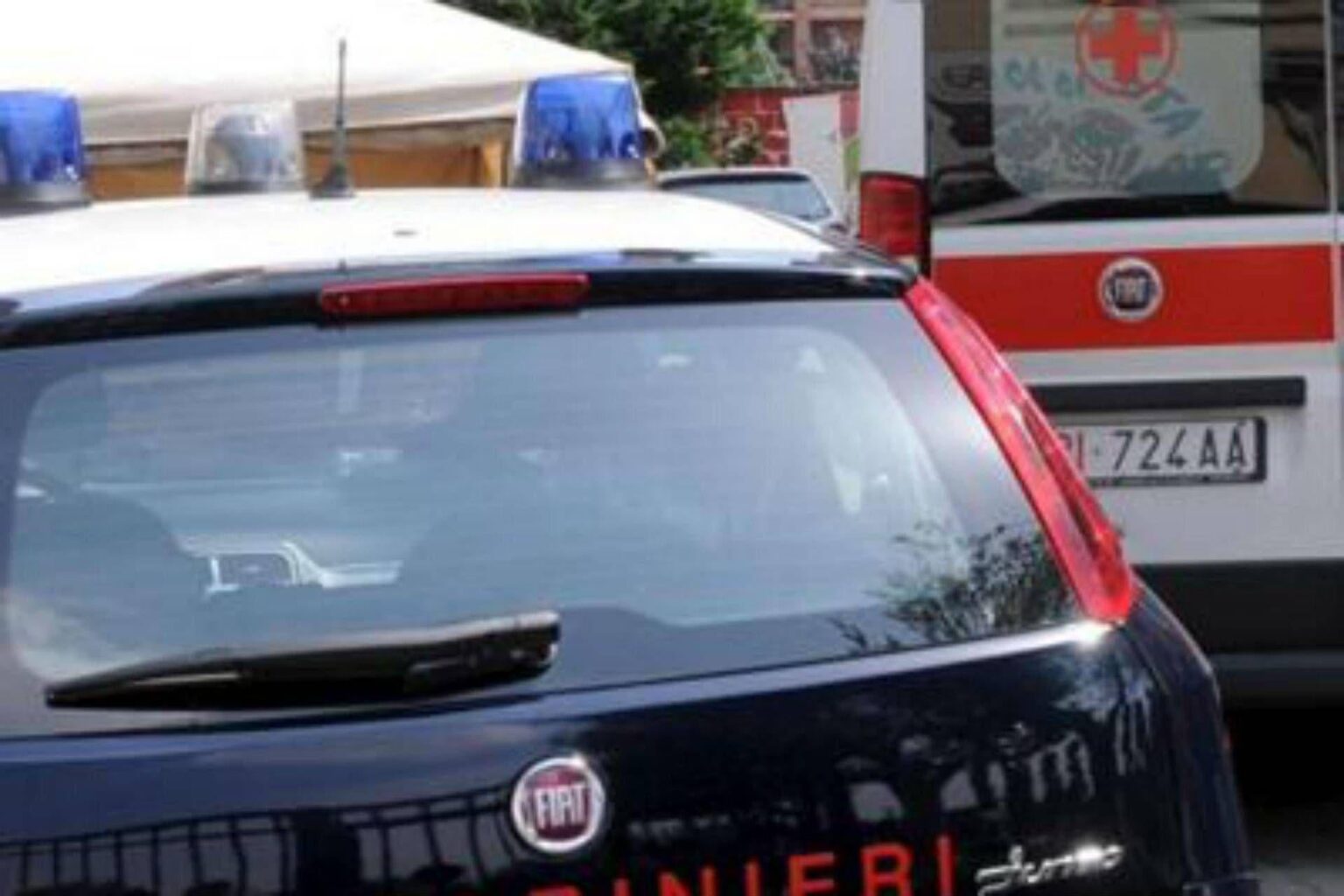 Bergamo, 13-year-old student stabs his teacher at school: she was wearing a t-shirt with the words 'vengeance' written on it and had a dog swatter in her backpack
