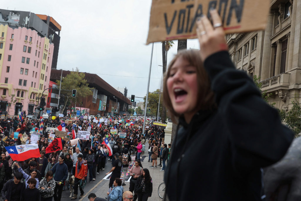 Environmental organizations gather in Santiago to mark World Water Day, calling for the defense of natural resources