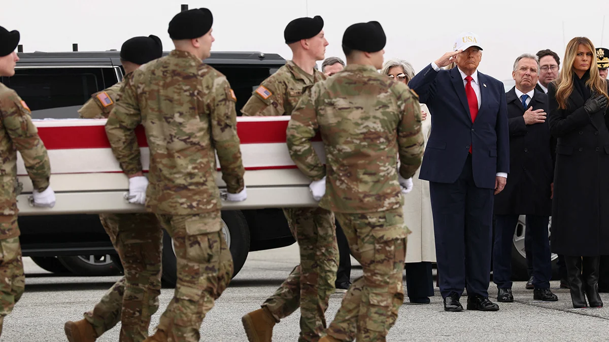 <p>Donald Trump; Melania Trump; JD Vance; Susie Wiles; la fiscal general de los Estados Unidos, Pam Bondi, y Steve Witkoff, participan en una ceremonia de traspaso de los restos mortales de seis militares del Ejército de los Estados Unidos pertenecientes al 103.º Comando de Apoyo, fallecidos en Kuwait - REUTERS/ KEVIN LAMARQUE </p>