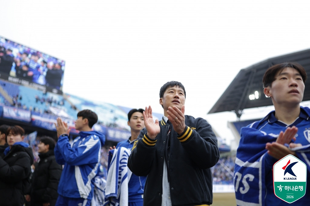 Suwon Samsung manager Lee Jung-hyo applauds in front of supporters after winning the third round of Hana Bank K League 2 2026 at Suwon World Cup Stadium at 2 p.m. on the 14th. /Photo = Courtesy of the Korea Professional Football League