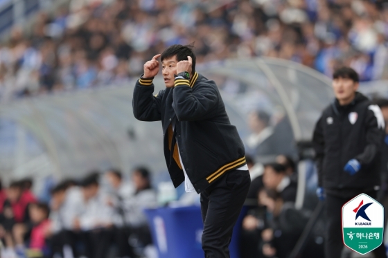 Suwon Samsung manager Lee Jung-hyo is ordering the operation in the third round of Hana Bank's K League 2026 held at Suwon World Cup Stadium at 2 p.m. on the 14th. /Photo = Courtesy of the Korea Professional Football League