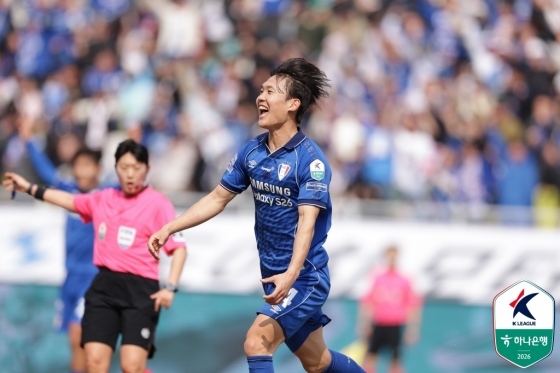 Jung Ho-yeon is celebrating after scoring his debut goal against the Jeonnam Dragons in the third round of Hana Bank's K League 2 2026 at Suwon World Cup Stadium at 2 p.m. on the 14th. /Photo = Courtesy of the Korea Professional Football League
