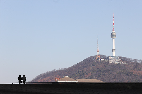 Dry Alerts in Effect Across Much of Nation, Clear Skies Expected Monday