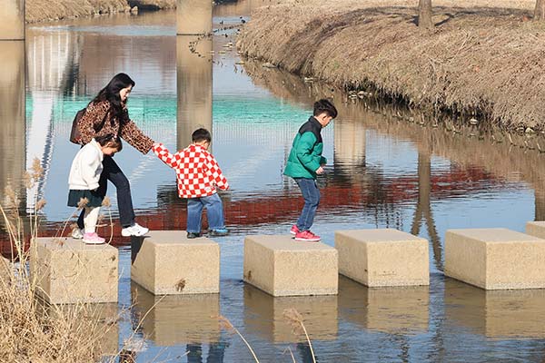 Wide Temperature Swings, Clear Skies to Continue through Weekend