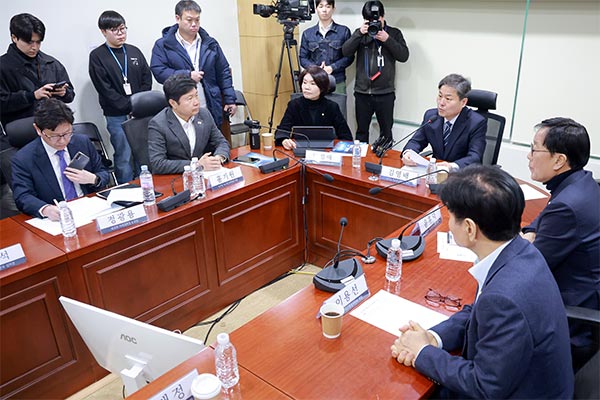 Gov't, DP Considering Evacuating 20,000 Koreans from 13 Middle Eastern Countries