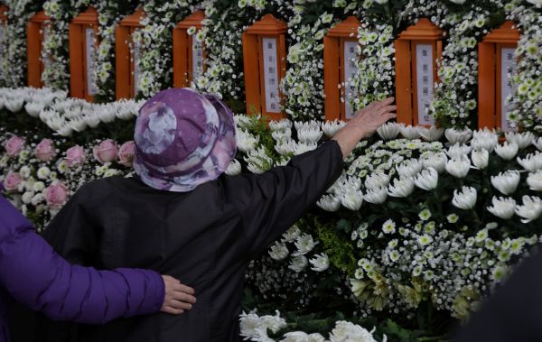 Joint Memorial Altar Set Up for 14 Victims of Daejeon Factory Fire