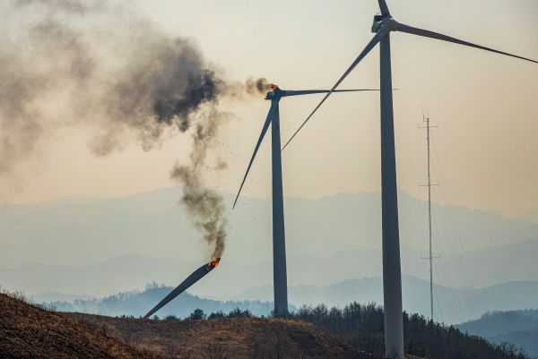 1 Dead, 2 Missing in Wind Turbine Fire in N. Gyeongsang Province