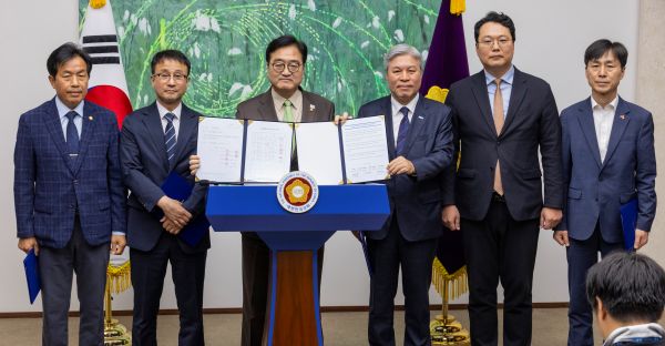 Six Political Parties Launch Efforts to Propose Bill on Amending Constitution