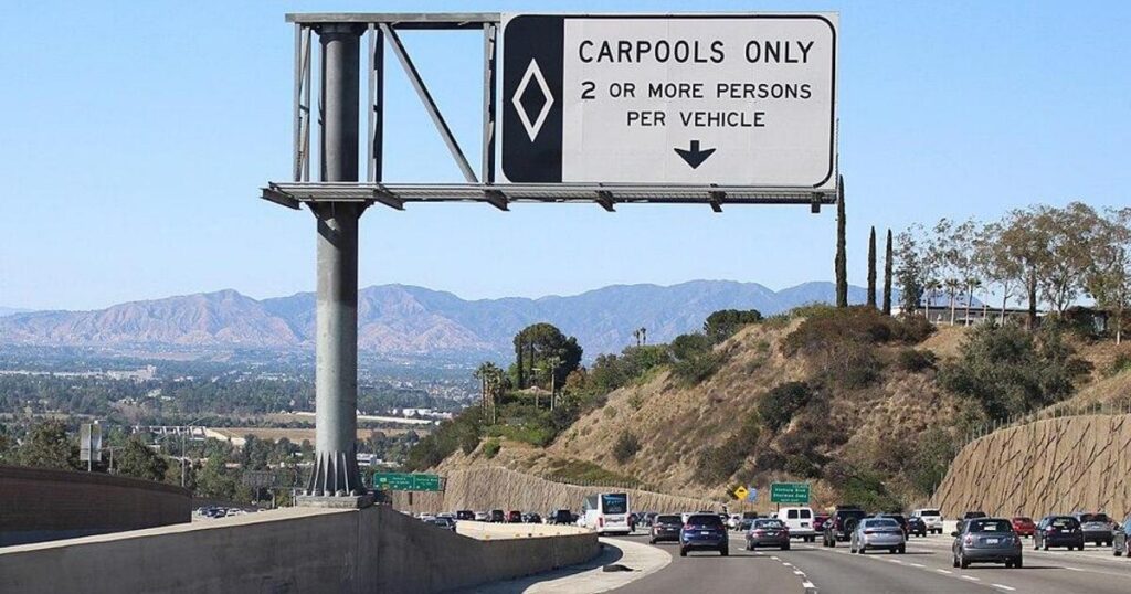The road sign with a white diamond on a blue background: indicates the lanes reserved for vehicles with multiple people on board