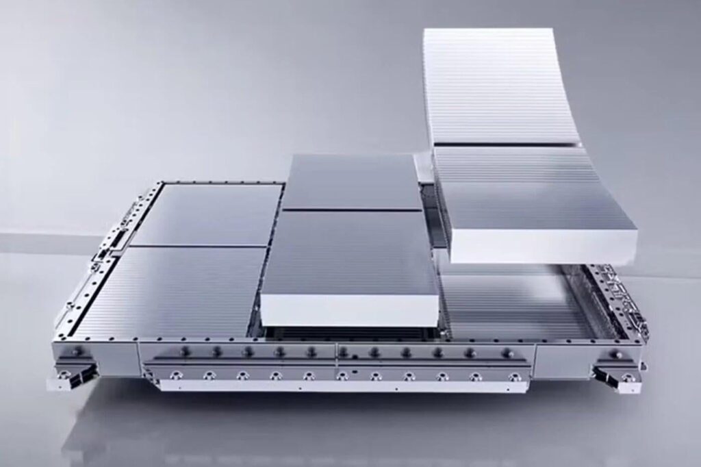 As the US sabotages the globe’s fossil fuel infrastructure, in China BYD’s latest Blade batteries charge from 10–97% in nine minutes, and have a range of 1,000 km (640 miles). As the US sabotages the globe's fossil fuel infrastructure, in China BYD's latest Blade batteries charge from 10–97% in nine minutes, and have a range of 1,000 km (640 miles).