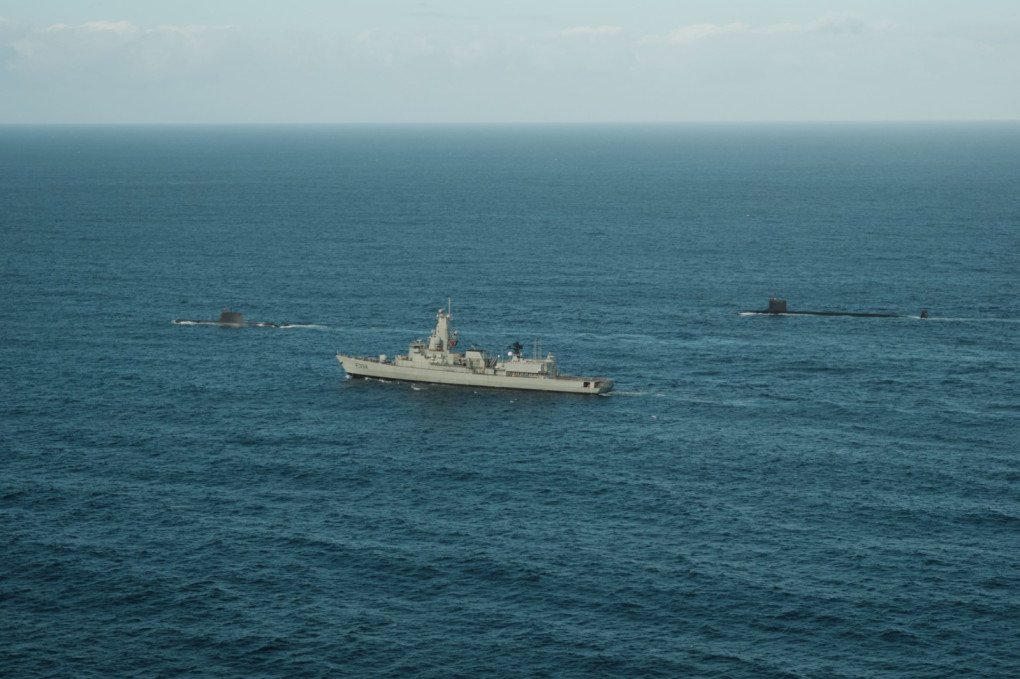 Portuguese NRP Dom Francisco de Almeida (F334) frigate during REPMUS/Dynamic Messenger 2025 drills, escorted by two submarines. (Source: MarinhaPT/X)